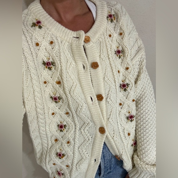 Woodward’s Vintage Oversized Wooden Button Cardigan - Picture 2 of 11